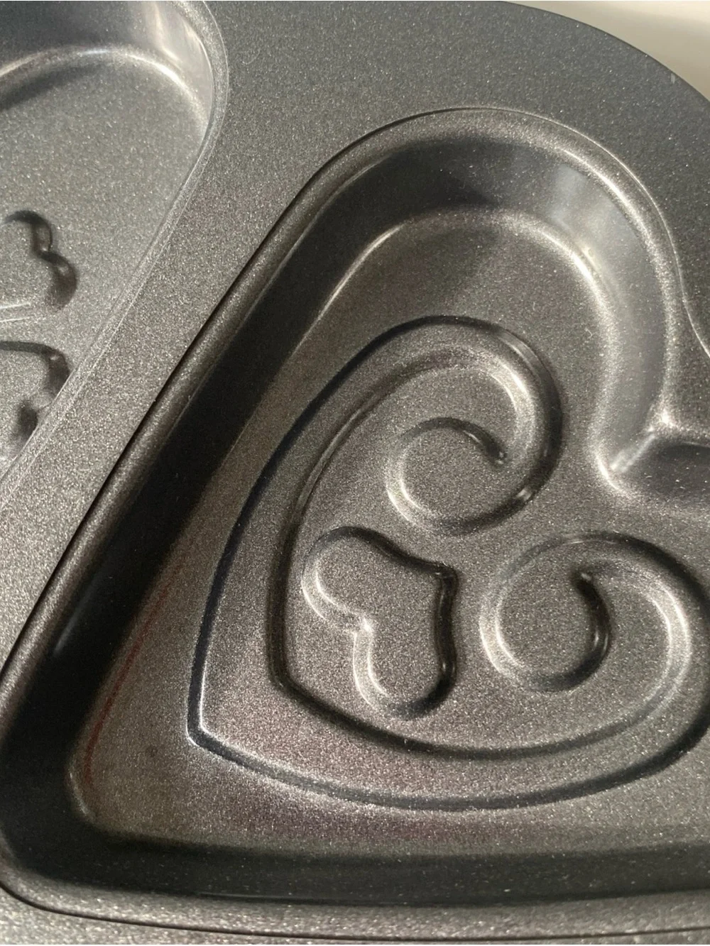 Wilton Heart-Shaped Multi-Cavity Nonstick Cake Pan - non stick 6 spaces 11” diam